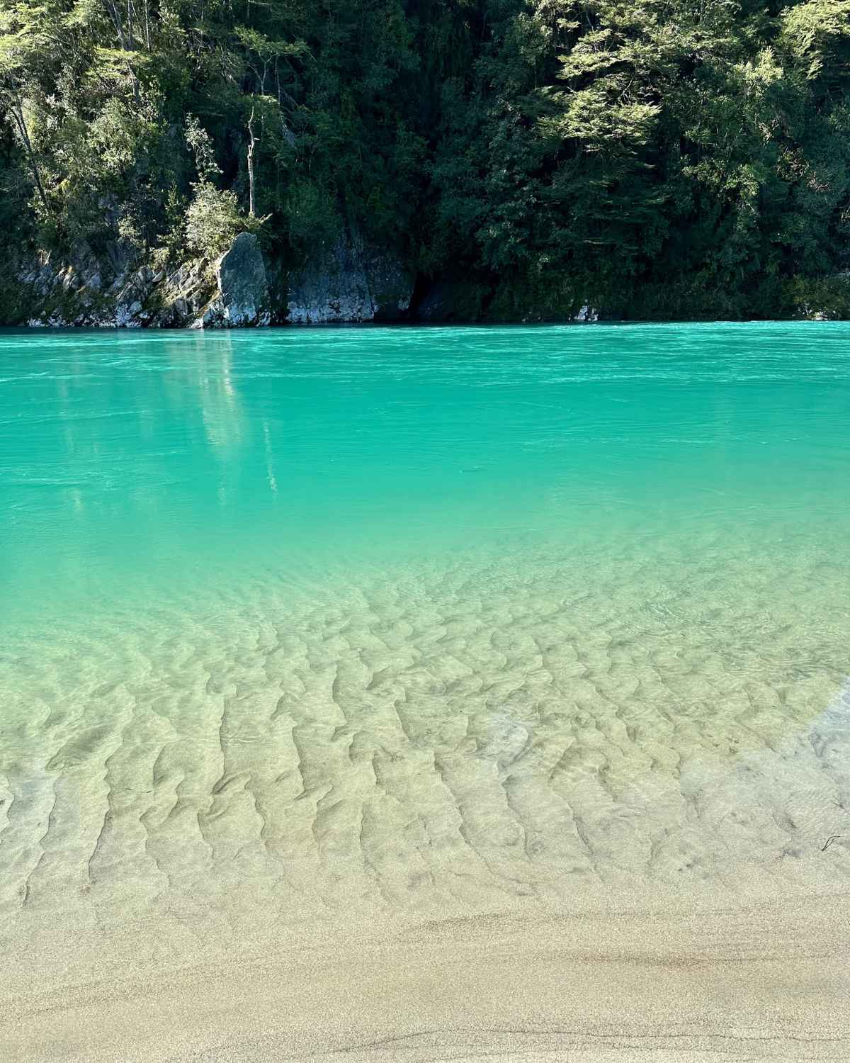 Aguas turquesas cristalinas con fondo de arena