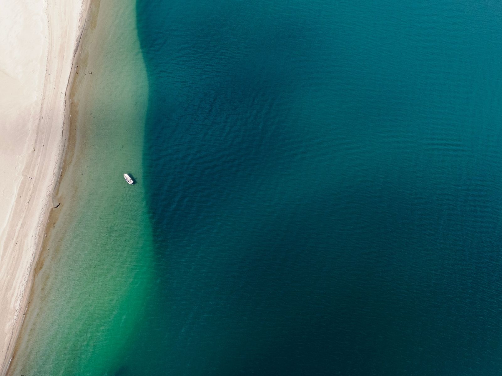 Vista aérea de una embarcación cerca de la costa