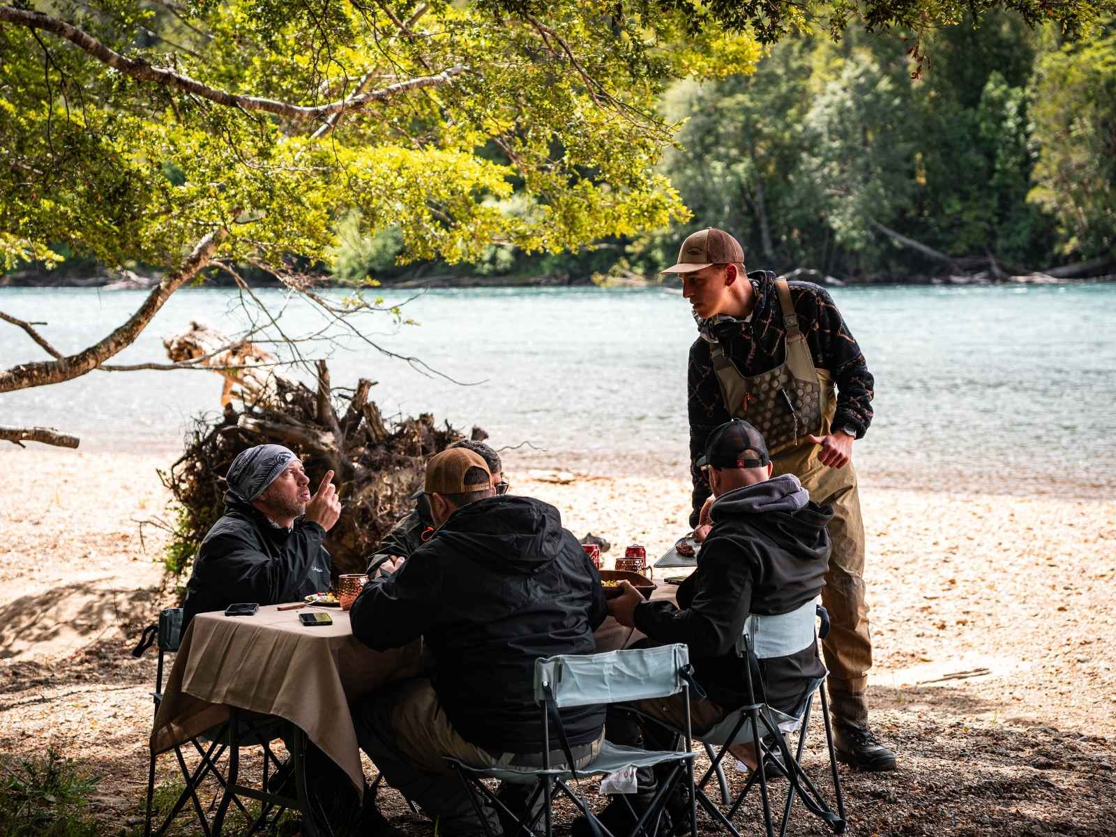 Almuerzo a la orilla del río con guía y pescadores